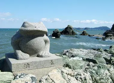 La grenouille, symbole du sanctuaire d'Okitama, face auquel mouillent les rochers de Meoto Iwa.