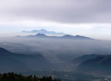 Les sommets de la caldeira d'Aso, vus depuis Kusasenri.