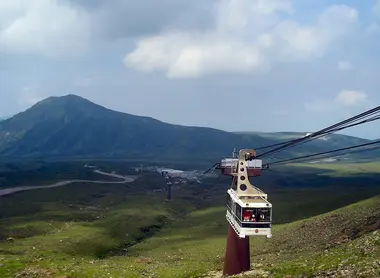 Un funiculaire permet d'accéder aux pentes du Naka-dake, l'un des cinq sommets d'Aso.