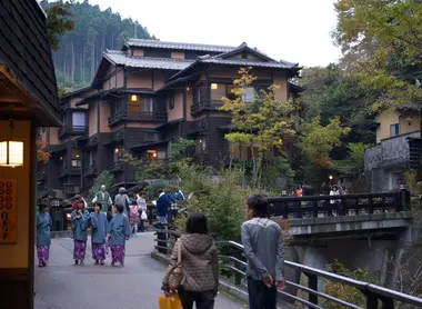 Ballade en yukata (kimono léger) le long de la rivière Kurokawa, qui donne son nom à cette célèbre station thermale d'Aso.