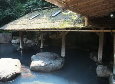 Un rotemburo (bain en plein air) de la station thermale Kurokawa Onsen, à Aso.