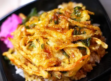 Un kakiage sur un lit de riz Un kakiage sur un lit de riz