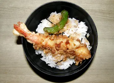 Un tendon, donburi aux tempura Un tendon, donburi aux tempura