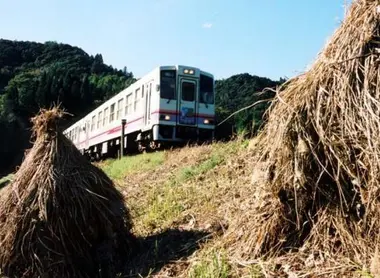 Un tren serpentea las cimas del Kyushu para llegar a Takachiho. Un tren serpentea las cimas del Kyushu para llegar a Takachiho.