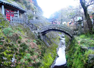 La partie encastrée dans la roche du Rakan-ji La partie encastrée dans la roche du Rakan-ji