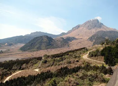 Le Mont Unzen, volcan encore actif qui domine la péninsule de Shimabara (Nagasaki).