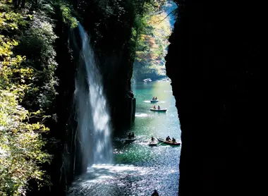 La balade en barque sur la rivière Gokase aboutit à la chute de Manai. La ballade en barque sur la rivière Gokase aboutit à la chute de Manai.