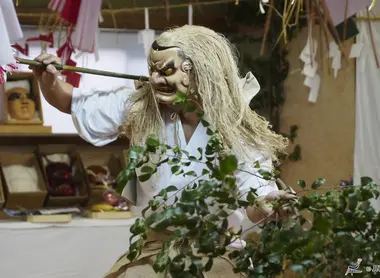 Danza kagura en el santuario Takachiho.