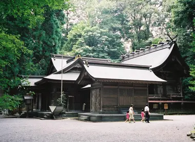 El santuario Takachiho-jinja, en medio de un bosque de cedros centenarios. El santuario Takachiho-jinja, en medio de un bosque de cedros centenarios.