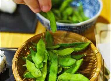 Des edamame, tout suite servis. Des edamame, tout suite servis.