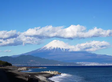 El monte Fuji desde la playa del pinar de Miho, Shizuoka El monte Fuji desde la playa del pinar de Miho, Shizuoka