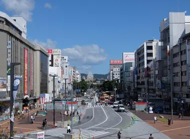 L'avenue Otemae-dôri relie la gare de Himeji à son célèbre château. L'avenue Otemae-dôri relie la gare de Himeji à son célèbre château.