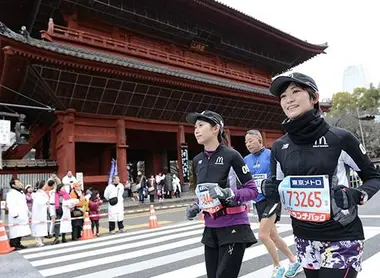 Le marathon aux abords de la tour de Tokyo