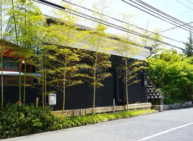 La fachada del Nadagiku Shuo en Himeji.