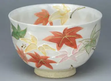 Las tazas en kiyomizuyaki se reconocen por sus formas regulares y sus motivos llamativos.