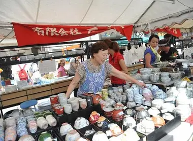 Durante el Toki Matsuri en agosto se puede pasear entre cerámicas hechas en los hornos locales. 