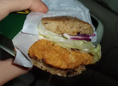La especie de hamburguesa de arroz es una de las recetas enseñadas en Eat Osaka. La especie de hamburguesa de arroz es una de las recetas enseñadas en Eat Osaka.