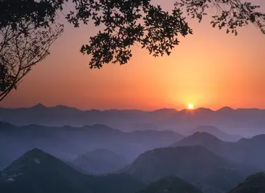 Les sommets de Kumano Sanzan (péninsule de Kii), au lever du soleil.