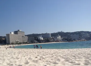Shirahama ("sable blanc"), une plage bien nommée, sur la côte sud-ouest de la péninsule de Kii.