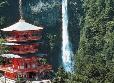 Der Tempel Seigandôji und der Wasserfall Nachino taki Der Tempel Seigandôji und der Wasserfall Nachino taki