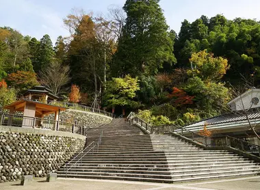 El onsen de Yuwaku internado en la naturaleza. El onsen de Yuwaku internado en la naturaleza.