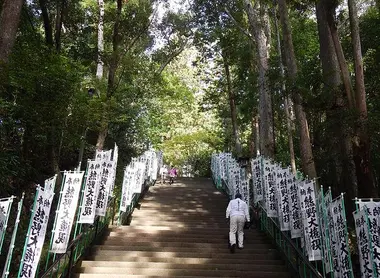 Un escalier escarpé mène au sanctuaire de Hongu, le plus important de Kumano.