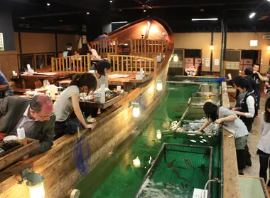 Epiez, pistez, surveillez votre proie, elle ne vous échappera pas ! Au restaurant Fishing Zauo, il faut pêcher son repas