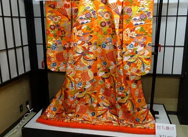 Los kimonos suelen ser coloridos y brillantes y adornados con motivos que se relacionan con el estatus y la edad de la persona. 