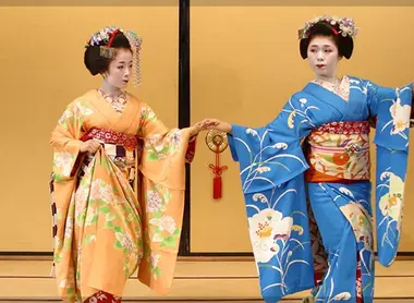 Gion Corner. Kyo-mai es una danza lenta ejecutada por las maiko. Gion Corner. Kyo-mai es una danza lenta ejecutada por las maiko.