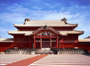 Le palais des rois des Ryûkyû est le symbole du particularisme des okinawaïens. Le palais des rois des Ryûkyû est le symbole du particularisme des okinawaïens.