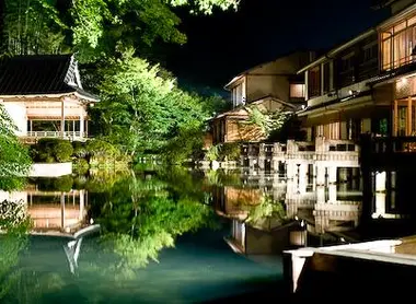 El Asaba ryokan es uno de los más famosos de Shuzenji. Tiene sus propias aguas termales y un ambiente digno de un teatro Nô. El Asaba ryokan es uno de los más famosos de Shuzenji. Tiene sus propias aguas termales y un ambiente digno de un teatro Nô.