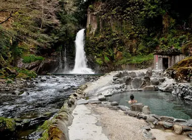 Le bain en plein air de Odaru onsen