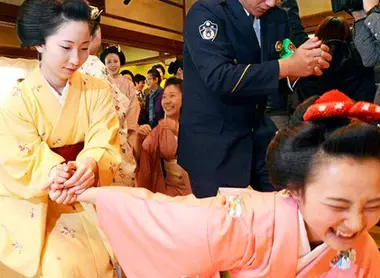 Des geishas formées à la self defense. Des geishas formées à la self defense.