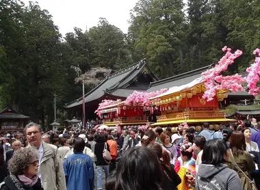 El festival de Yayoi sale del templo Futarasan con unas cuantas carrozas. El festival de Yayoi sale del templo Futarasan con unas cuantas carrozas.