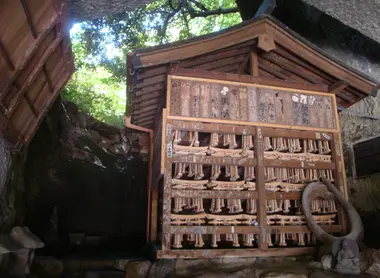 Al interior de la cueva, los símbolos budistas y shinto se entremezclan alrededor de esta fuente.  Al interior de la cueva, los símbolos budistas y shinto se entremezclan alrededor de esta fuente.