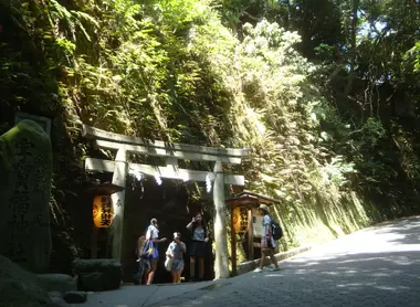 Entrada al templo Zeniarai Benzaiten. Entrada al templo Zeniarai Benzaiten.