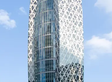 La Cocoon Tower sobresale en el paisaje de Tokio.