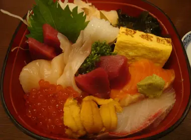 El sushi de Otaru es famoso por su frescura y generosidad. El sushi de Otaru es famoso por su frescura y generosidad.