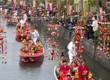 Le Hinamatsuri (festival des poupées), tenu chaque année à Yanagawa Le Hinamatsuri (festival des poupées), tenu chaque année à Yanagawa