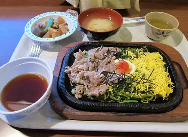 Ejemplo de una comida típica de barco o ferry.
