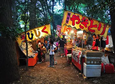 Durante los matsuri, las calles se llenan de coloridos yatai.