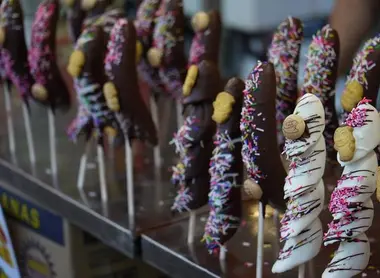 Los choco bananas están decorados de formas muy variadas y creativas.