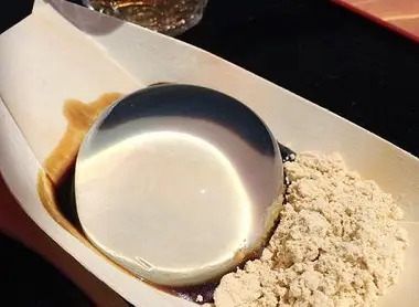 El pastel "agua" se sirve con un jarabe de azúcar morena y polvo de soja tostada (kinako).