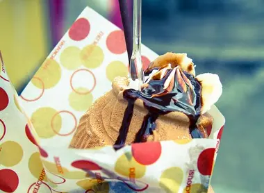 El taiyaki parfait es una delicia rellena de chocolate, helado y crema batida. 