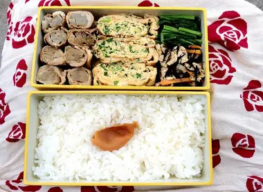 A bento garnished with tamagoyaki