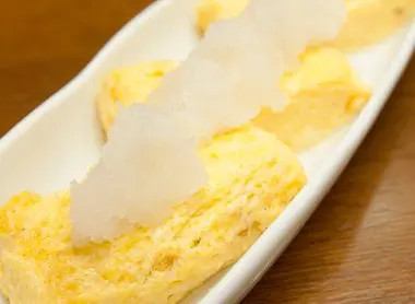 Los tamagoyaki se sirven en forma de cubos y se decoran con daikon.