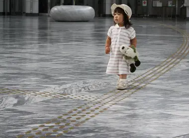 Braille sur le trottoir Braille sur le trottoir