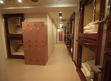 Un dortoir d'hôtel-capsule