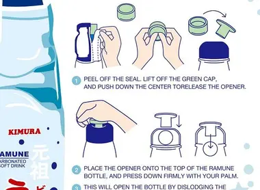 Abrir una botella de ramune tiene su técnica.