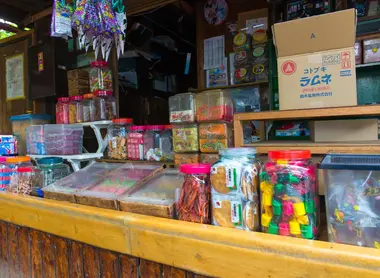 Los dagashiya tradicionales normalmente son manejados por una señora mayor.